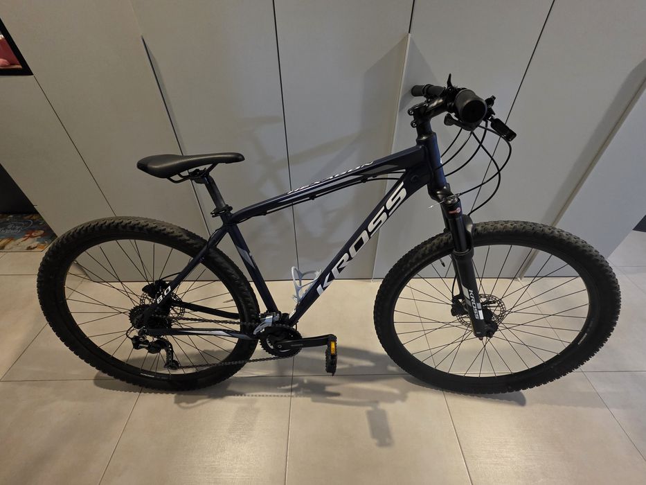 Bicicleta Kross, mărimea M, roți de 29 inch, anvelopă nouă Continental (am factura și bonul fiscal la bicicletă).