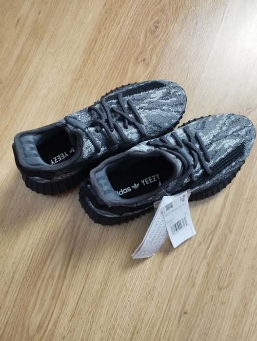 Adidasi Yeezy Boost