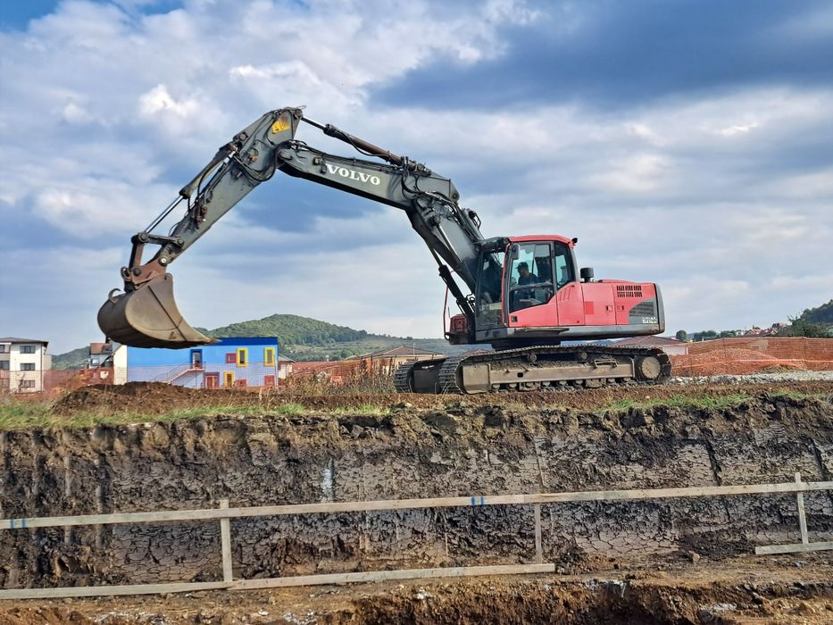 Inchiriez miniexcavator,3,5,8 tone,cilindru dumper de 6 tone si excava