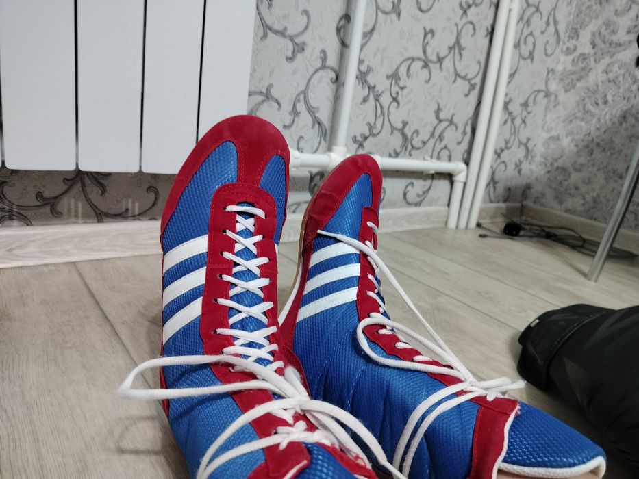 боксерски и боксерские перчатки