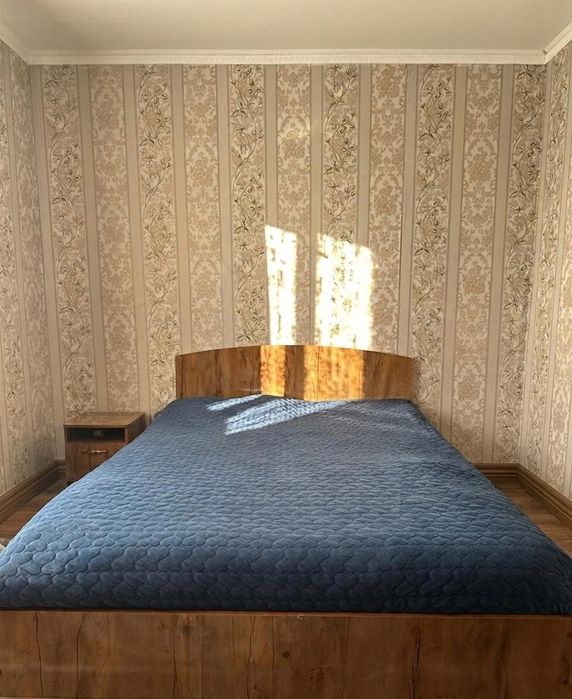 Продаю  спальный гарнитур.стол.стулья.диван.