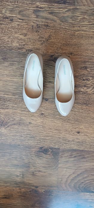 Бежави обувки с ток - 15 лева