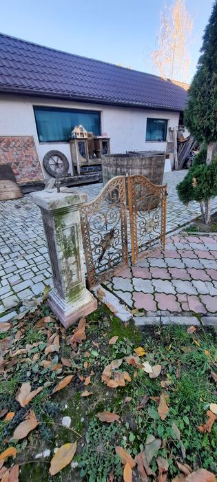 Stâlp și portițe vechi