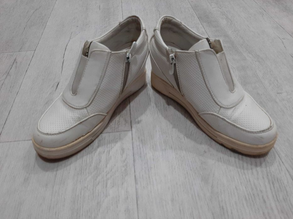 Продаю женскую обувь