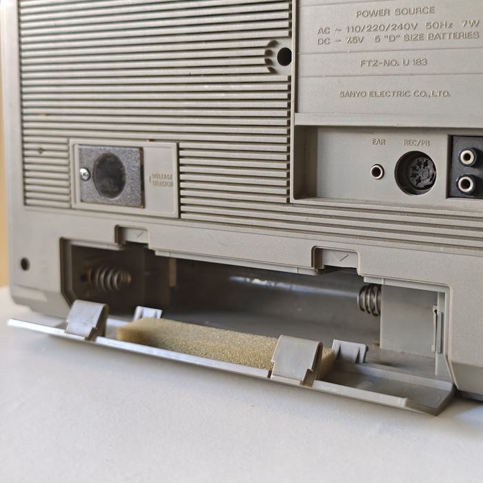 SANYO M2429FZ – винтидж радио‑касетофон, 1982г.