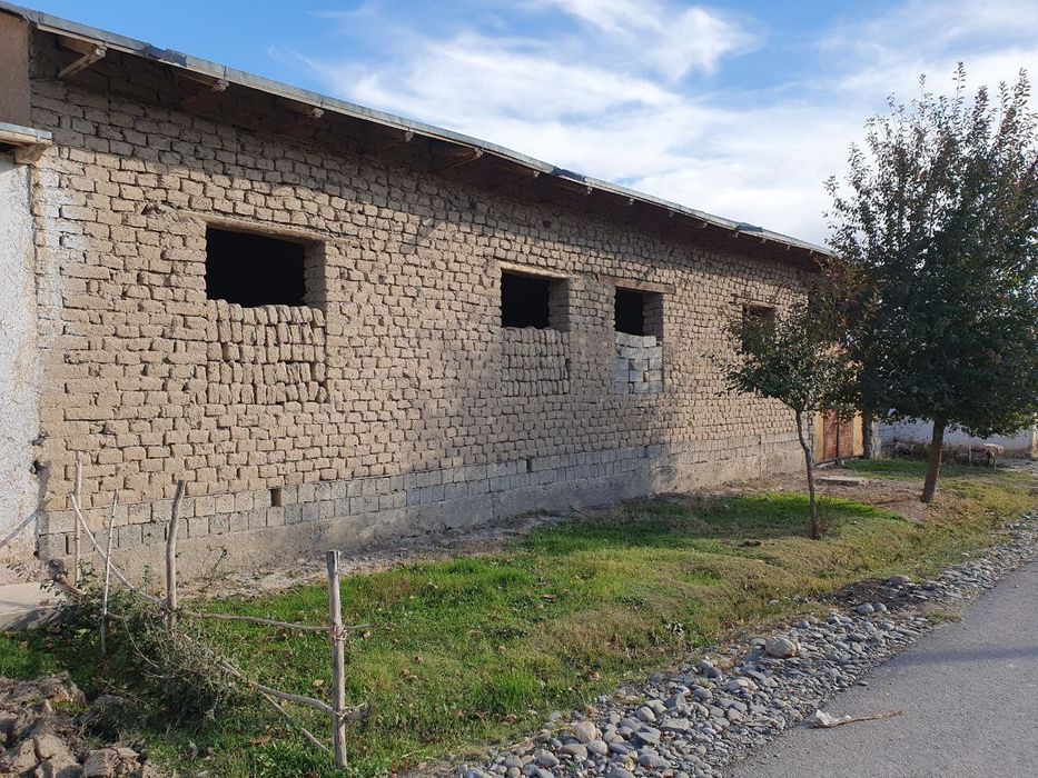 Уй сотилади. Арзон нархда Пайарик туман Мустакиллик МФЙ.