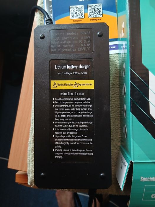 Elektro skuter zaryadniki