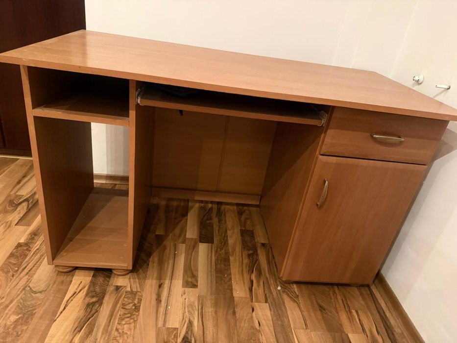 Vând birou folosit, stare excelenta