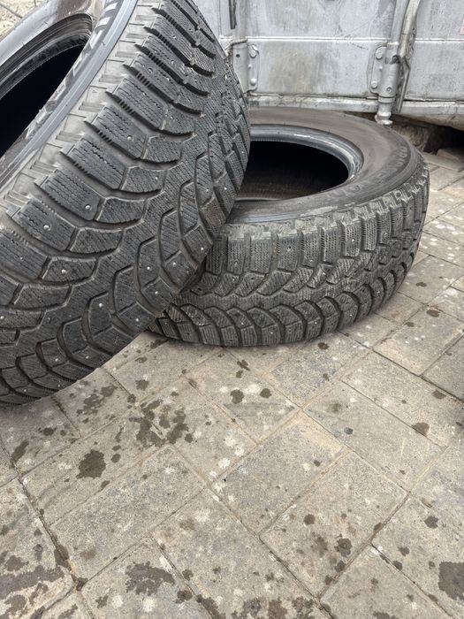 Продам комплект зимних шин 285/60/18 Bridgestone