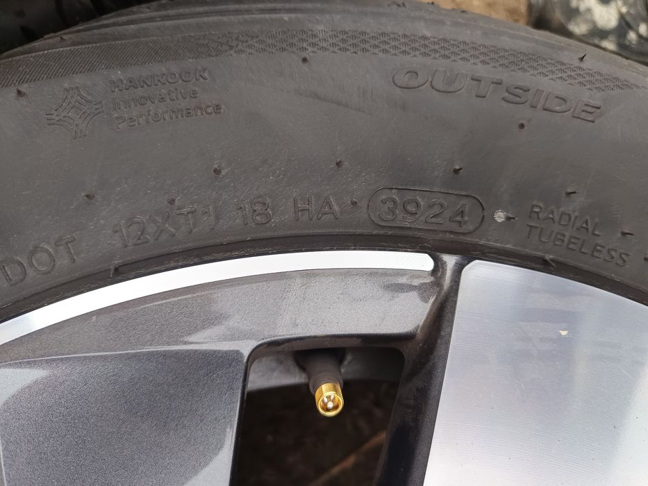 Vând 3 anvelope arată ca noi