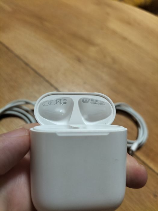 Carcasa Airpods 2 2019 cu doua cabluri de incarcare pentru diverse adaptoare
