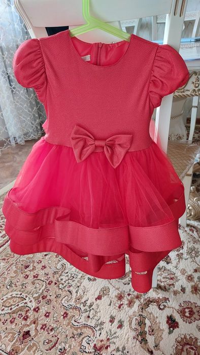 Нарядное платье на девочку 4-5лет