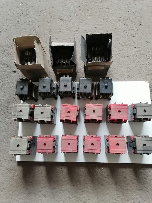Vând contactori 63A