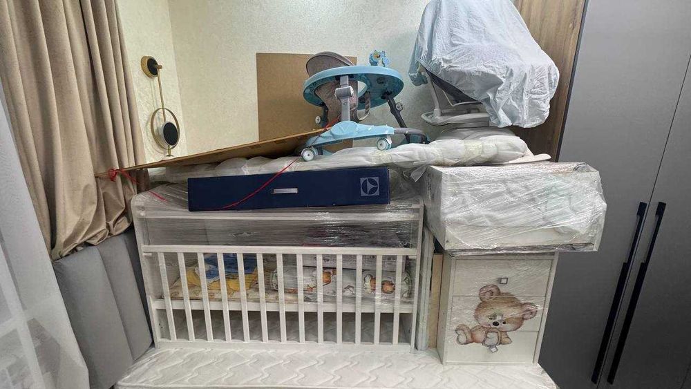 Детская кроватка , электронная качалка , ходунки