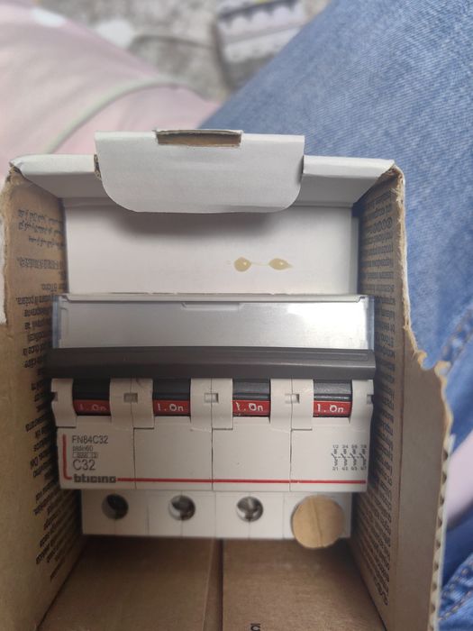 Întrerupător automat magnetotermic BTicino BTDIN60 FN84C32 – 4 poli, 32A, curba C, 6kA, 400V