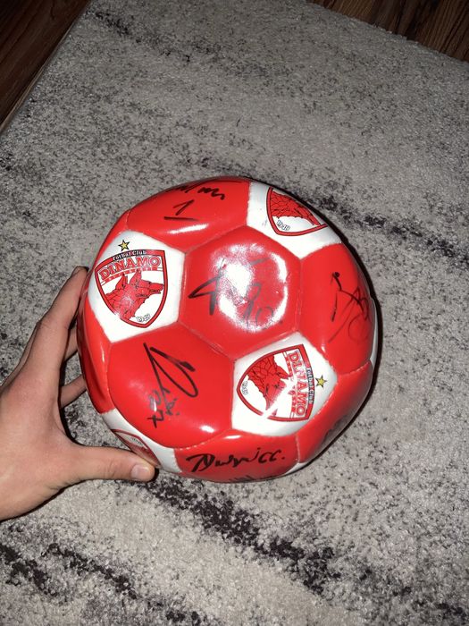 minge semnata de toti jucatorii de la dinamo din anul 2019