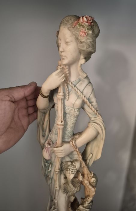 Statuetă japoneză Gheișă vintage, 53cm sculptată din steatit (rășină osoasă), anii 1950.