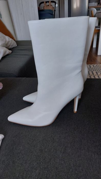 Бели ботуши от еко кожа