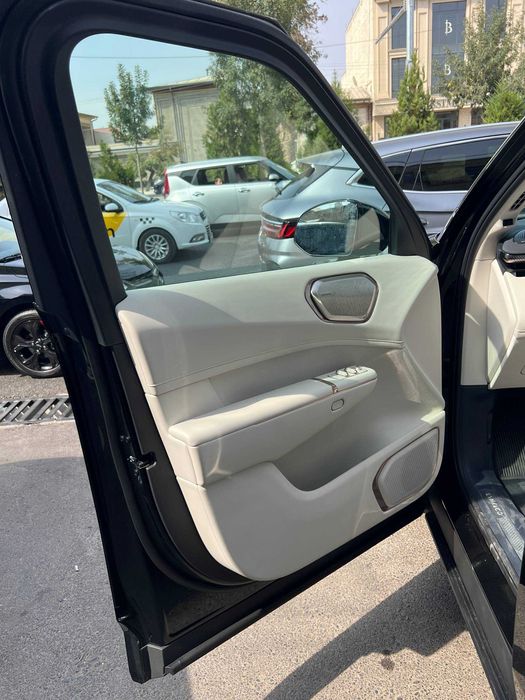 LYNK&CO 900 1.5T 2025 Oq va Qora rangda