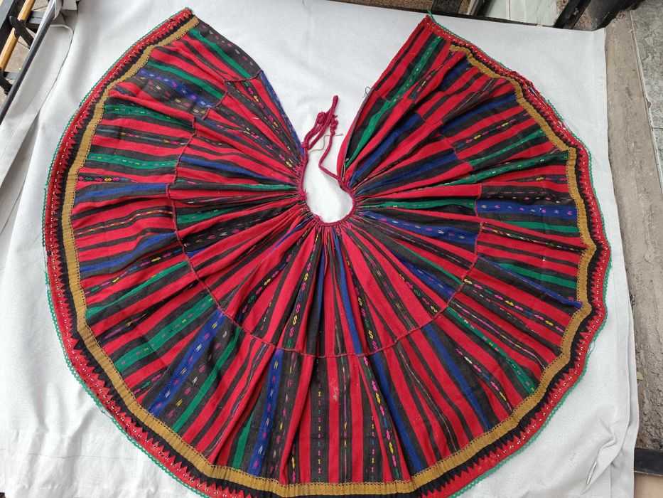 Продавам автентичен женски бръчник с украса от сърма и мъниста