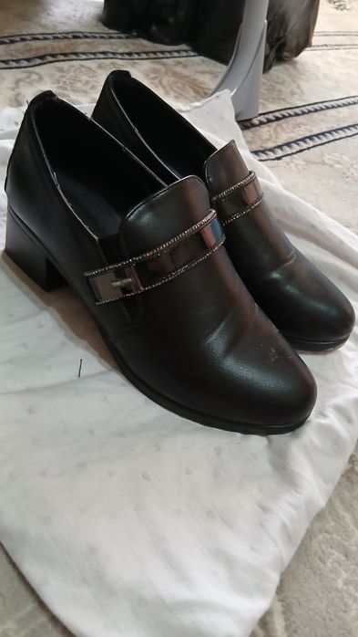 39 razmer oyoq kiyim sotiladi. 1 2 marta kiyilgan yangidek.