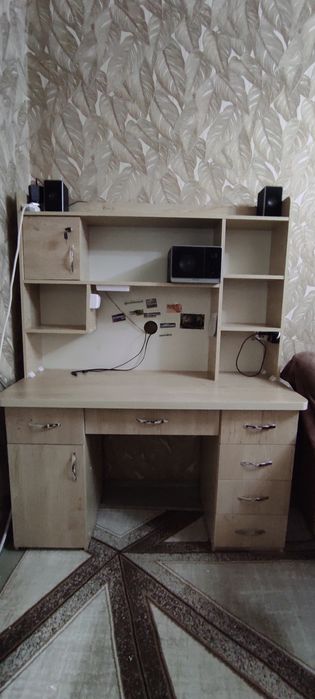 Письменный стол с встроенной лампой