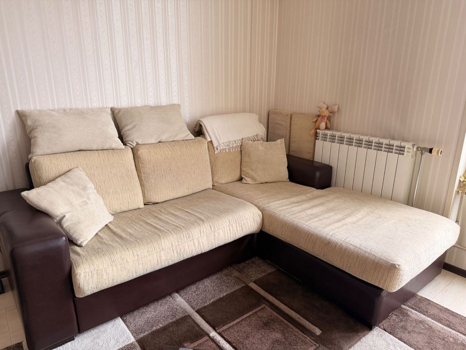 Ъглов диван и табуретка
