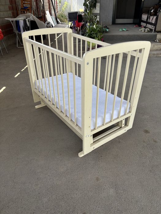 Манежка для ребенка и стул