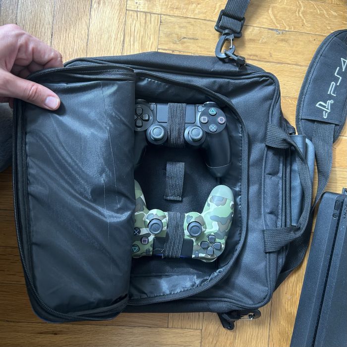 Playstation 4 Slim 1TB, два джойстика, чанта- Перфектен