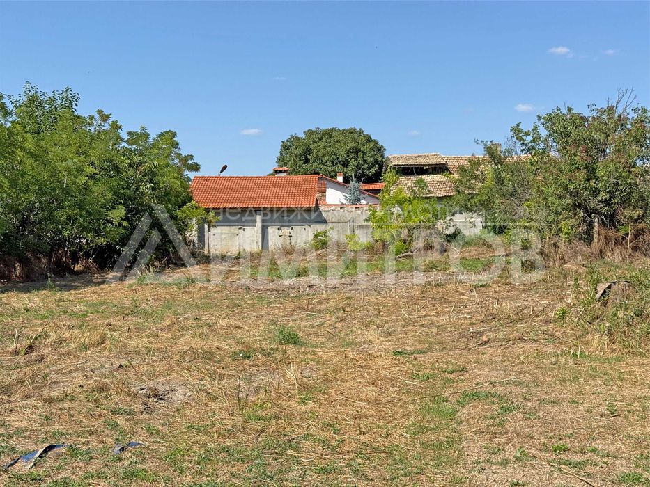 Продава се самостоятелна тухлена къща в гр. Плиска с двор близо 2 дка.