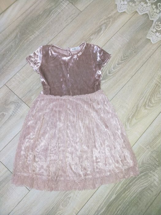 Продам платья на девочку.