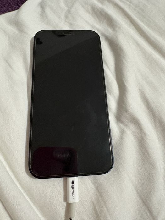 Iphon 12 folosit. In stare buna de functionare.