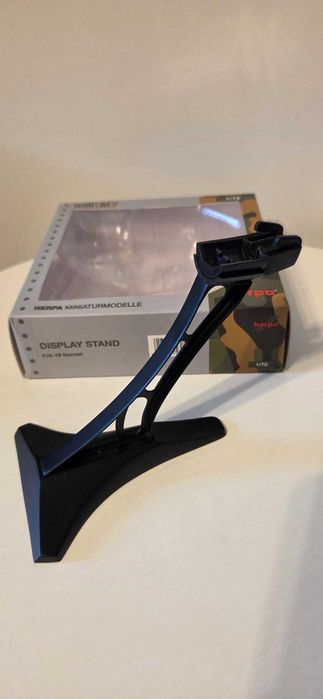Display stand diecast (metalic) pt. avion F-18 scara 1:72 negru Herpa