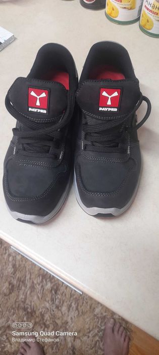 Работни обувки с метални бомбета, и метална подметка.