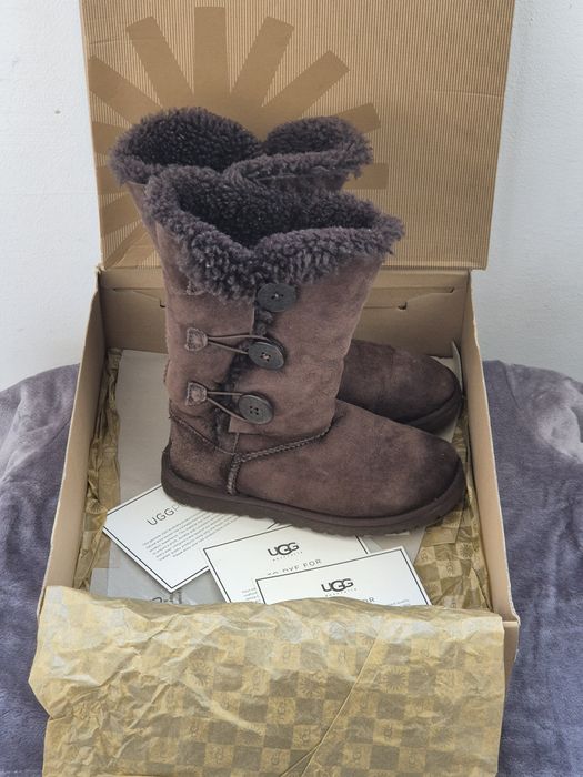 UGG    W   Bailey Button Triplet      Chocolate