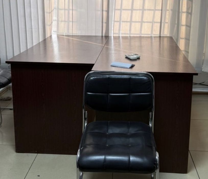 Офисные столы 2 шт, и другое