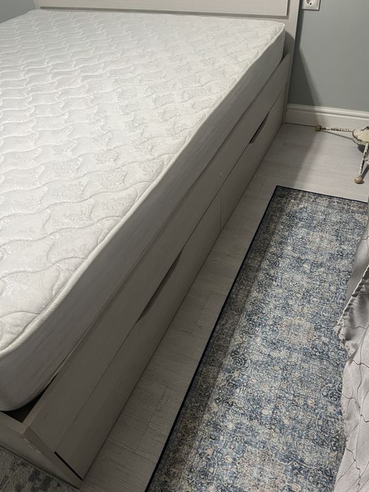 Продам двуспальную кровать с матрасом