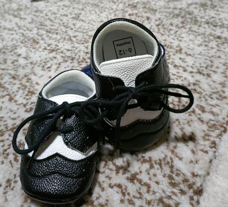 Vând două costume bebeluși