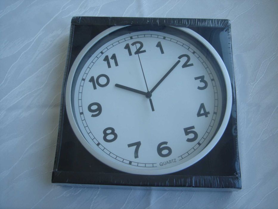 Продавам стенни часовници и стъклена фруктиера