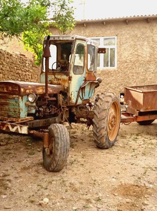 Трактор Т-28 бортавой яхши ҳолатда; Битта кичик ва катта прицепи билан