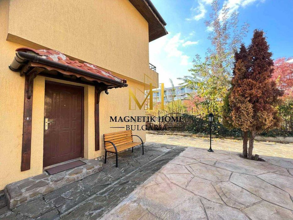 Страхотна двуетажна къща с паркомясто и басейн в ж.к. Сарафово