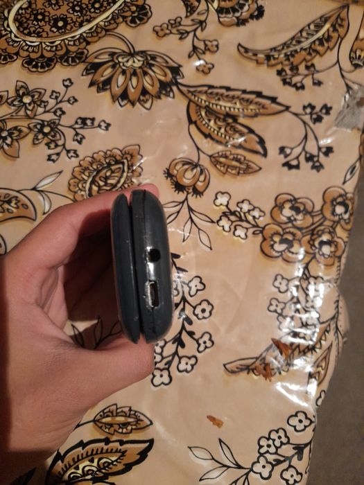 Novey s70r holati yaxshi ekrani yarimi hiraro korinadi