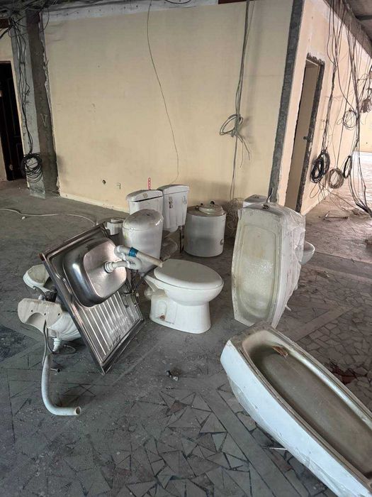 б/у: 4 унитаза, 2 писсуара, 2 раковины. Отличное состояние!