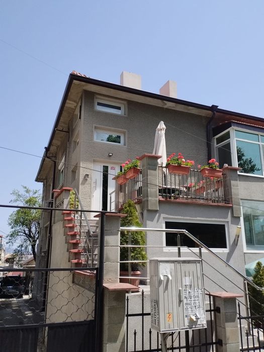 Продава 2 етажа от къща