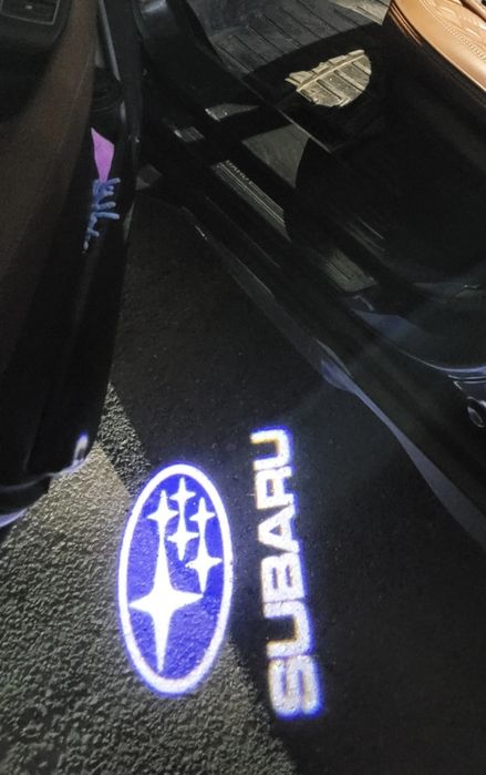Штатные проекции с логотипом "Subaru" на двери