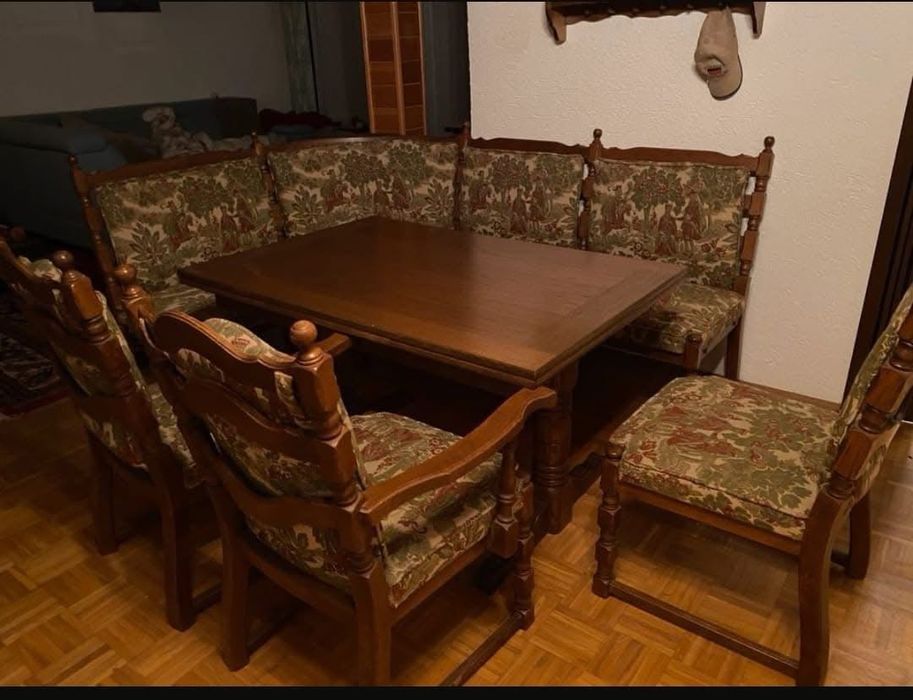 Кухненски ъгъл с маса