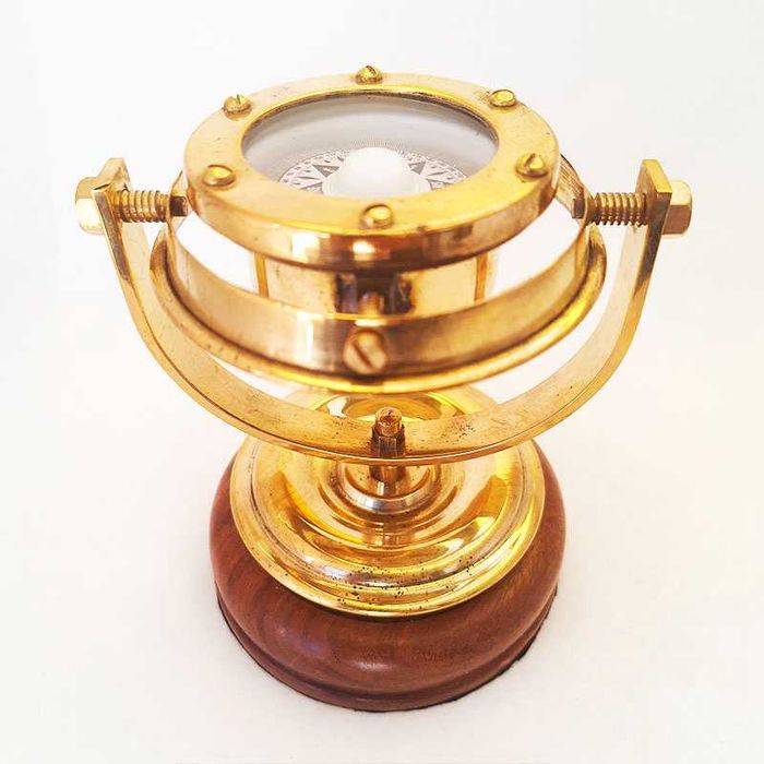 Бронзов морски компас със дървена основа