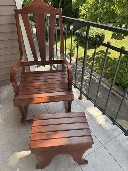 Люлеещ се стол от масивно дърво.