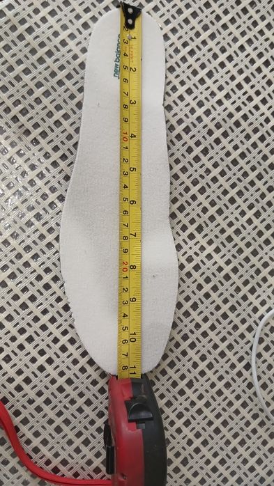 Продам кроссовки новые