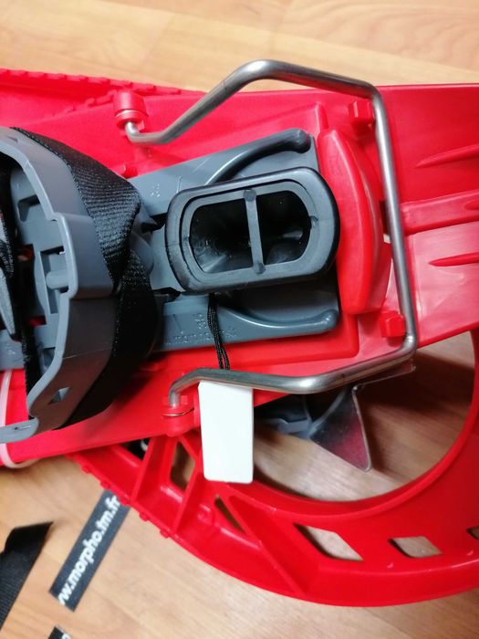 Продавам чисто нови френски пластмасови снегоходки за човек до 120 кг